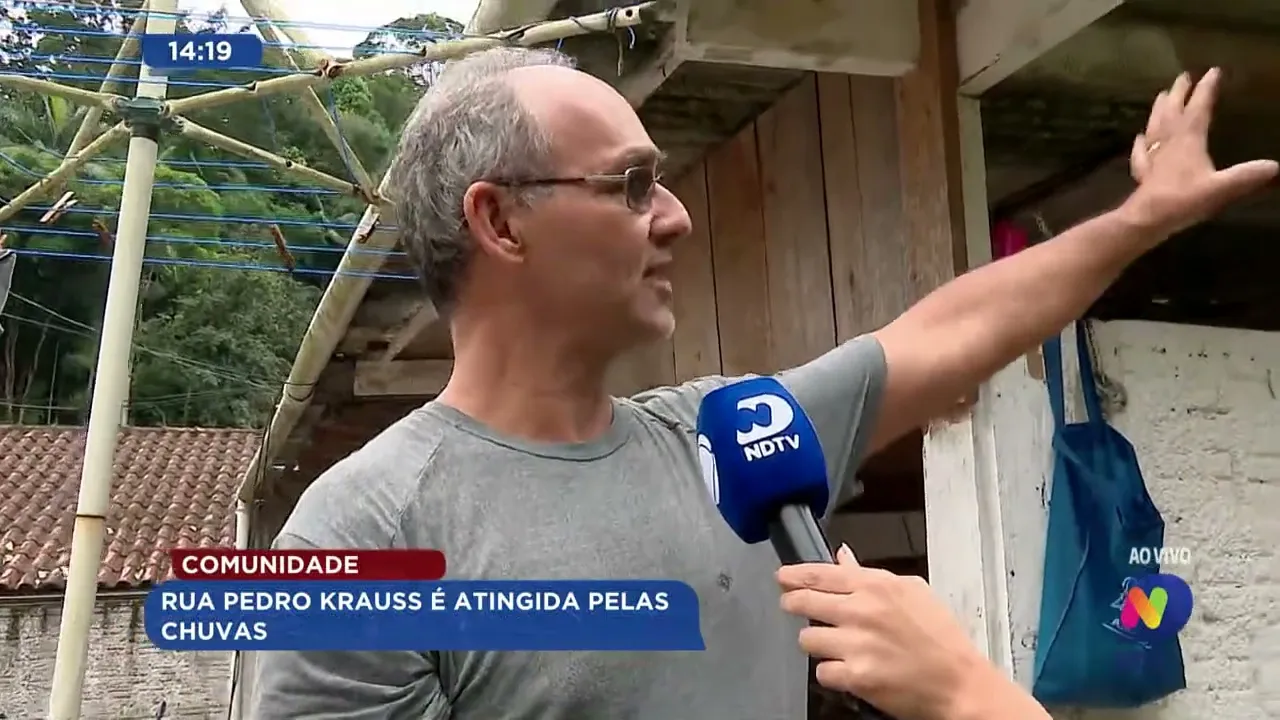 Rua Pedro Krauss em Blumenau é atingida pelas chuvas