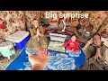 Download Lagu Grote verrassing voor dakloze moeder en haar dochters