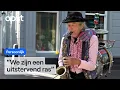Download Lagu Eenmansorkest Hans hangt zichzelf vol toeters, bellen en trommels | Oost