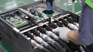 なぜ日本の工場は人の手を使うのか｜大型インバータ製造の裏側