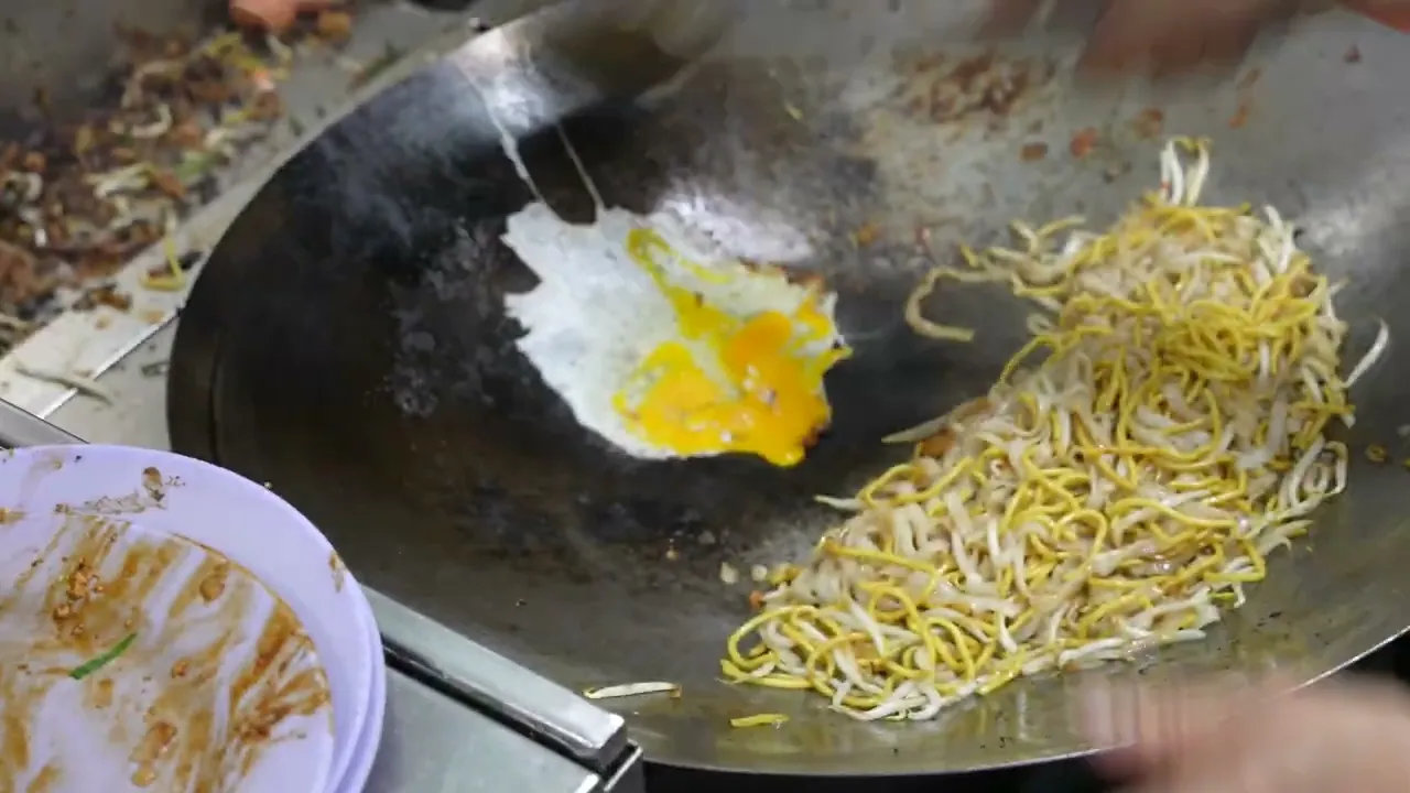 How CHAR KWAY TEOW IS COOKED at Day Night Fried Kway Teow! (Singapore street food)