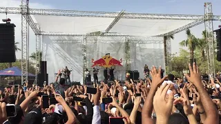 حفله شارموفيز جامعه حلوان   لابسه جيبه ولا شال انا مش عايز الشمال   دندنها