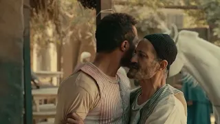 موسى كان هيضرب ابن شيخ البلد عشان شتمه بس عم ميرغني وقف قصاده  موسى دندنها