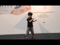 Lagu Unglaublicher Junge mit fantastischen YoYo-Tricks.