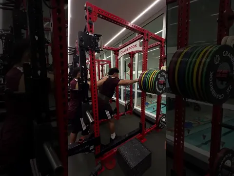 All Blacks front rower squats 240kg in the gym 😳🏋️