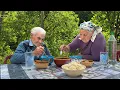 Download Lagu Een inspirerend verhaal over menselijkheid. Het leven van een ouder echtpaar en hun zieke buurman
