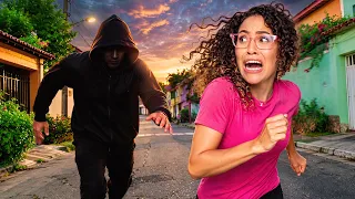 ELA ESTÁ SENDO SEGUIDA! *Assustador