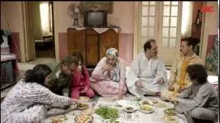 أقوى مشهد كوميدي من مسلسل بين السرايات الحلقة الأولى عيلة كاملة بتخبي الأكل من بعض بطريقة كوميدية 