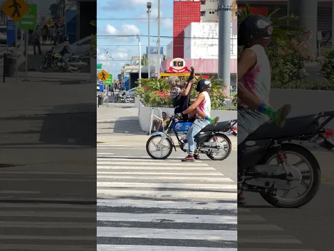 Esto le hago al que no me deja cruzar