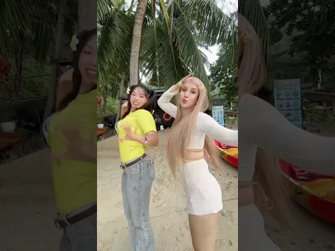 Zara’nın sahneye kimi çıkardığına kafayı takmak yerine, arkada eğlenen kızlardan olurduk meselaa 💅