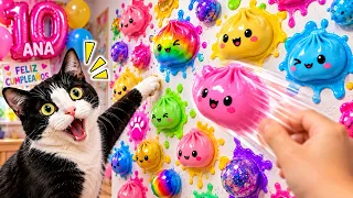 ¿SE PEGAN los DUMPLINGS SQUISHY en la pared? 😱 ¡Los GATOS reaccionan a mis squishies de cumpleaños!