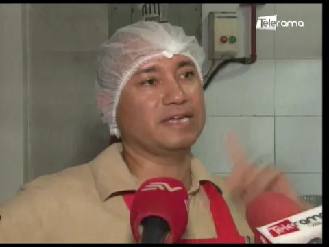 Golpean a empleada y asaltan restaurante