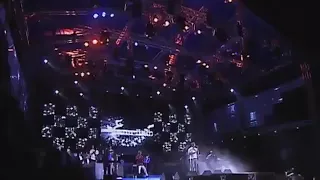 لو ضحكت ض حكة ملايكة بتتضحك بعنيها لو نزل الدمع علي الخد أنا بتخض عليها لو بعدت عن ي عمرو دياب دندنها
