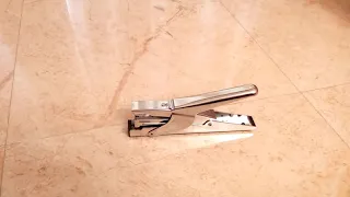 طريقة وضع الدبابيس في الدباسة 