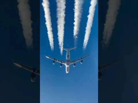 Contrails in aeroplane high altitude ( Plane altitude create contrails )