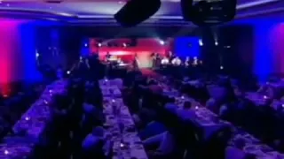 بنت صغيرة عم تبكي ع ماما 