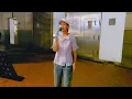鬼馬嫂  跪在大門後