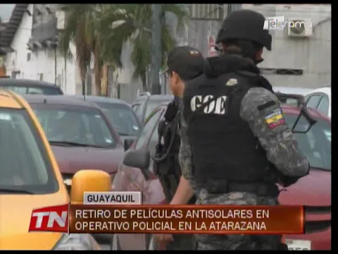 Retiro de películas anti solares en operativo policial en La Atarazana