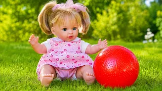 Кукла Алекс играет с мячиком: весёлые истории и забота об игрушке