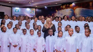 Kwaya Ya KKKT Yamkosha Rais Samia Ashuka Na Kuimba Nao Umati Walipuka Mama Shupavu 