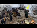 Lagu Homeless people's lives in a hut and snowy mountains 🌨| Collecting firewood and trying to survive🗻🔥