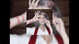 اخ ياحظي الي بحضنك رماني   مسرع            دندنها