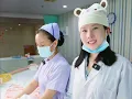 小鱼孕期运动 新生儿洗澡 宝宝按摩 抚触好处多多，有利于婴儿的生长发育，增强免疫力，增进食物的消化和吸收，减少婴儿哭闹，增加睡眠；同时，抚触可以增强婴儿与父母的交流，帮助婴儿获得安全感，发展对父母的