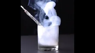 تجارب فيزيائية الكثافة دخان يتصرف كسائل عند وضعه بداخل كوب بارد دخان عامل حاله سائل فيزياء 