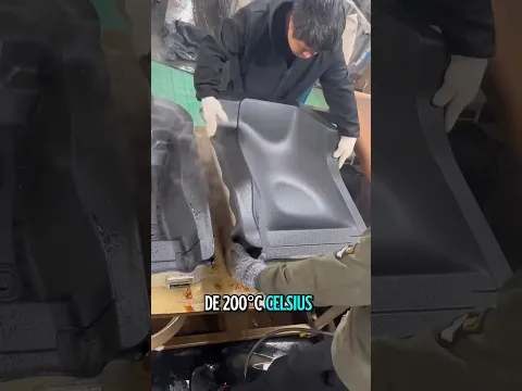 Comment ces ouvriers transforment-ils du plastique brûlant en tapis de voiture ?