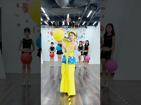 How would you rate these young models’ performances? #bybacademy #thanhhuyennguyen #daotaonguoimau