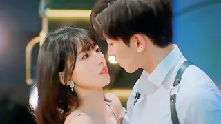 بنت جميلة بتخطفها عصابة ولكن شاب قوى بييجى ينقذها وبيرتبط بيها عشان يحميها منهم 