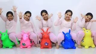 خمسة أطفال صغار القفز على أغنية السرير وقافية الحضانة للأطفال وتعلم الألوان 