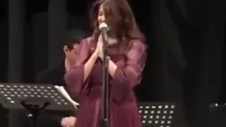 وقت غروب الشمس واقف على البحر بعيد 