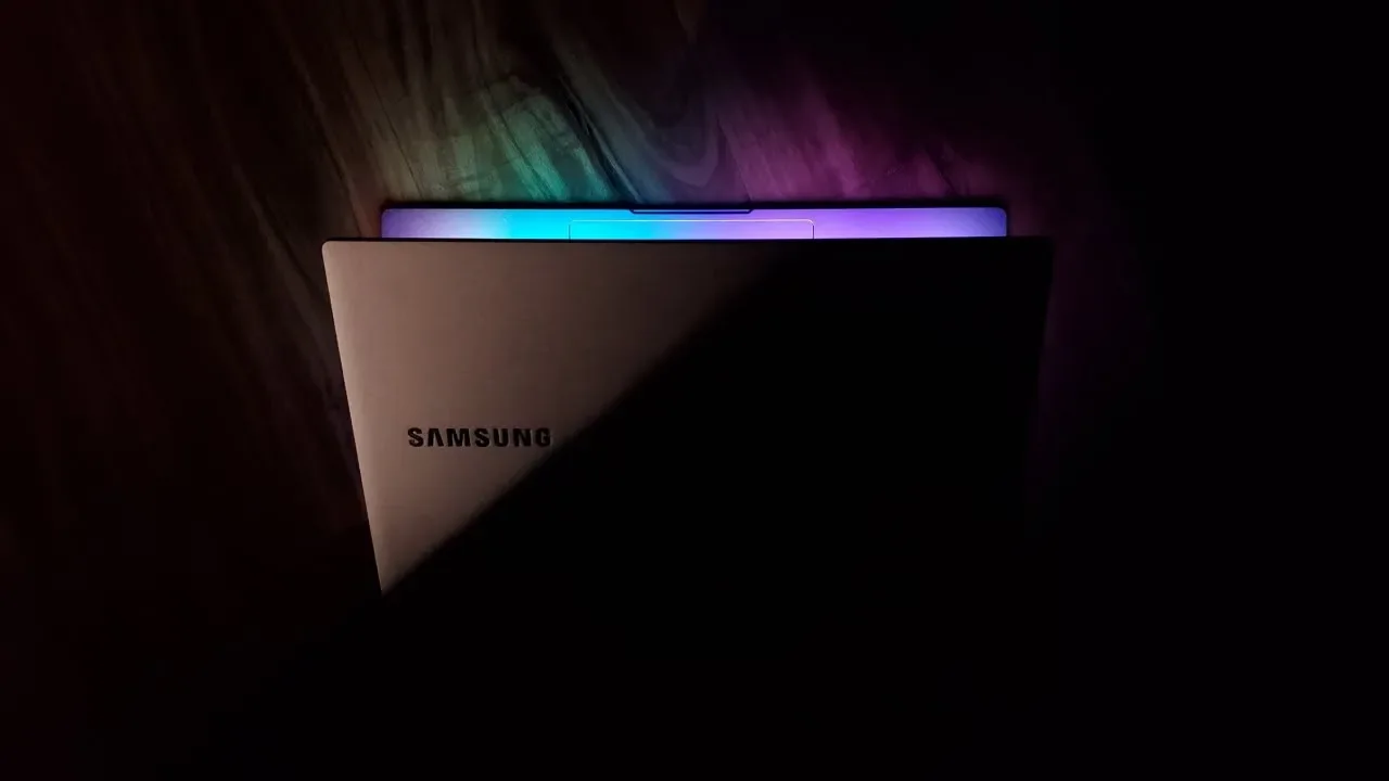 Samsung Notebook 9 ( i7/13.3inch/4GB/256GB) Price & Specification. 