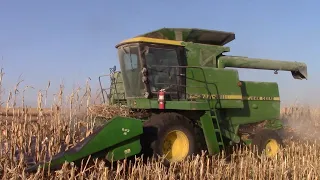 JOHN DEERE 7720 Turbo Combine Harvesting Corn