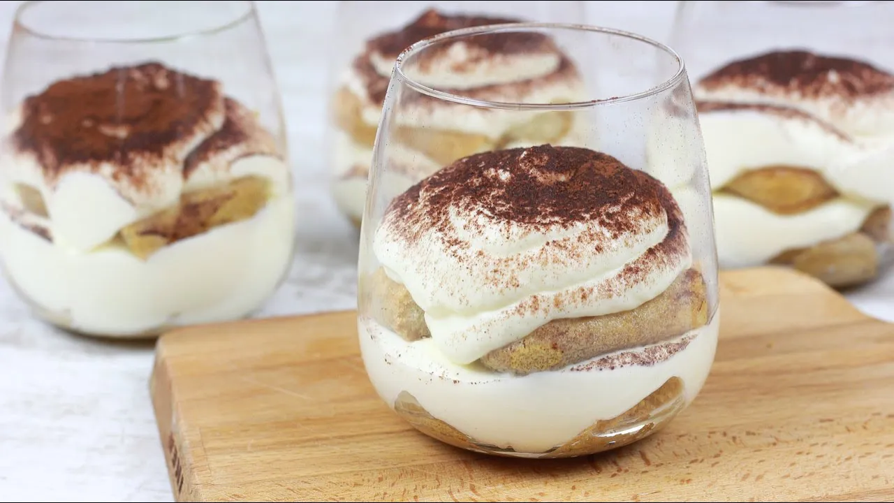 Ihr liebt Tiramisu und mögt es fruchtig? Dann wird euch dieses Rhabarber Tiramisu Rezept mit Erdbeer. 