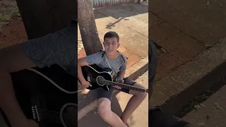 Garotinho mesmo apos perder seus pais, louva e adora o senhor!!