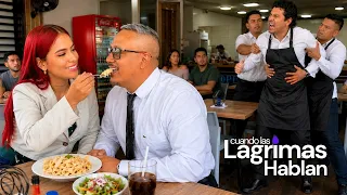 Lo ignoro por la vergüenza de decirle a su jefe que el mesero que los atendía era su esposo.