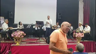 اول همسة للموسيقار فريد الأطرش بالصوت الرائع الطروب الصحفي و الفنان ملوك حفل نادي إيقاع 