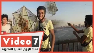 على طائرة ورقية الشهيد المنسي يزين سماء كورنيش الساحل بيد الأطفال 