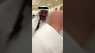 الشاعر علي بن حمري يقدم هدية الى الشيخ مسعد بن سمار 