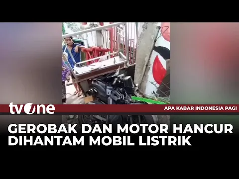 Duarrr! Mobil Listrik Hantam Gerobak Dagangan dan Sejumlah Motor