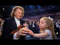 Download Lagu BLIND MEISJE STEEKT HAAR HAND UIT NAAR ANDRÉ RIEU… WAT ER DAARNA GEBEURT BREEKT HET HART MP3