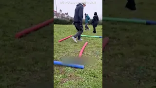 ناس ماشية بمقود كلاب  لكن الكلب موجود بس في خيالهم          دندنها
