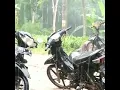 Download Lagu hujan deras mengguyur kampung di iringi lagu pop Sunda#shorts