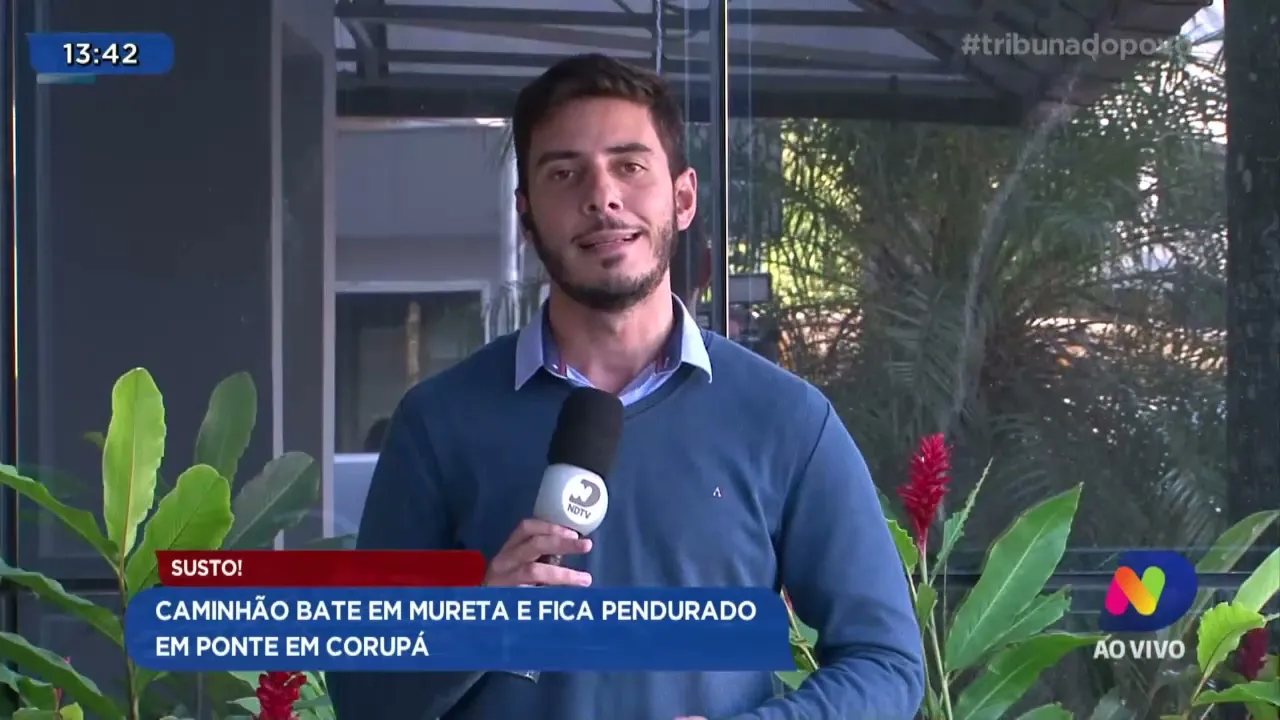 Susto! Caminhão bate em mureta e fica pendurado em ponte em Corupá