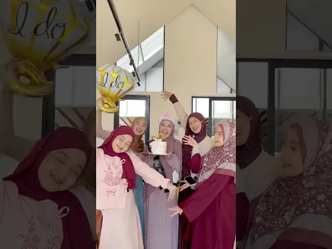 Siapa yang ngikutin vlog pertama kali kita ketemu ?