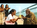 Download Lagu Le père d’un milliardaire prétend être un pauvre mendiant pour trouver une bonne femme à son fils..