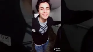 واحده زيك في جمالك في دلالك في حلاوتك لو وقعت في ايدي    دندنها