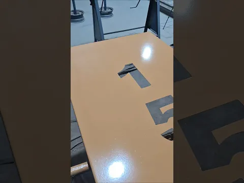 Quem disse que pintura em metal precisa ficar só nas cores tradicionais?